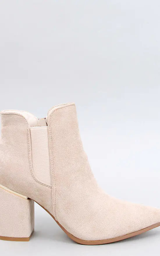 Lage Hakken Beige Laarzen voor Stijlvolle Dagen