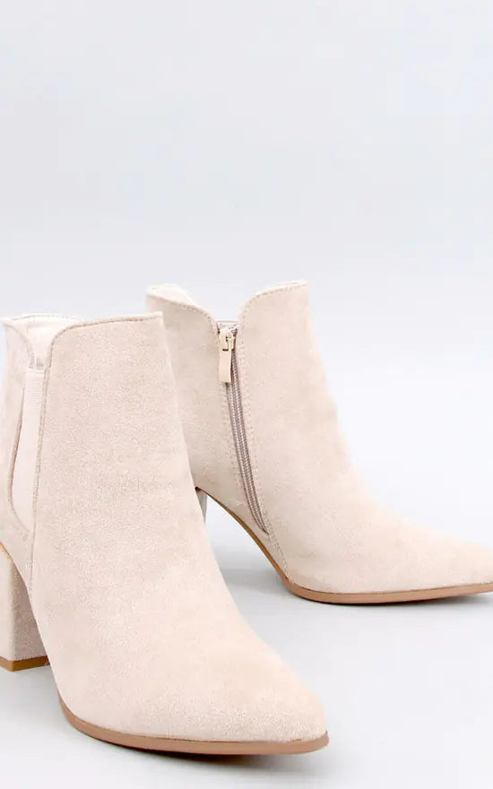 Lage Hakken Beige Laarzen voor Stijlvolle Dagen