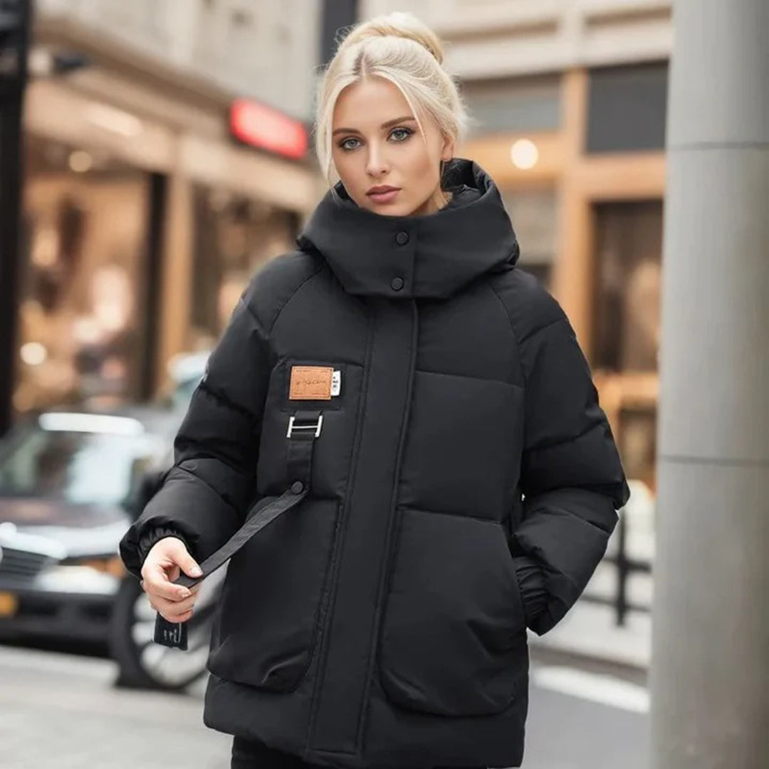 Trendy dames jas met diepe capuchon en eigentijds ontwerp