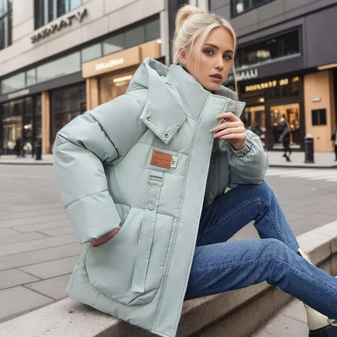 Trendy dames jas met diepe capuchon en eigentijds ontwerp