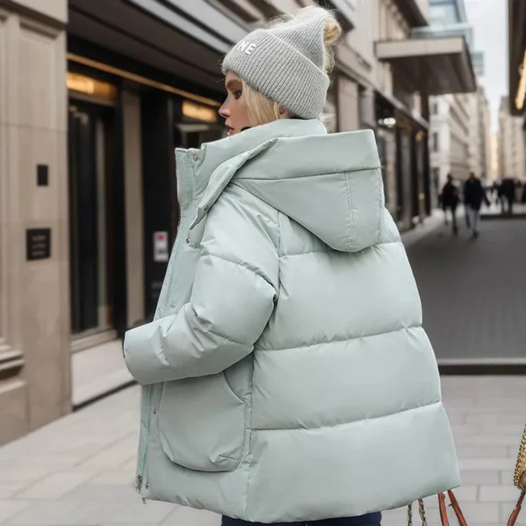 Trendy dames jas met diepe capuchon en eigentijds ontwerp