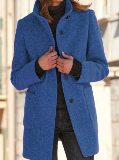 Elegante minimalistische jas met hoge kraag en originele knopen
