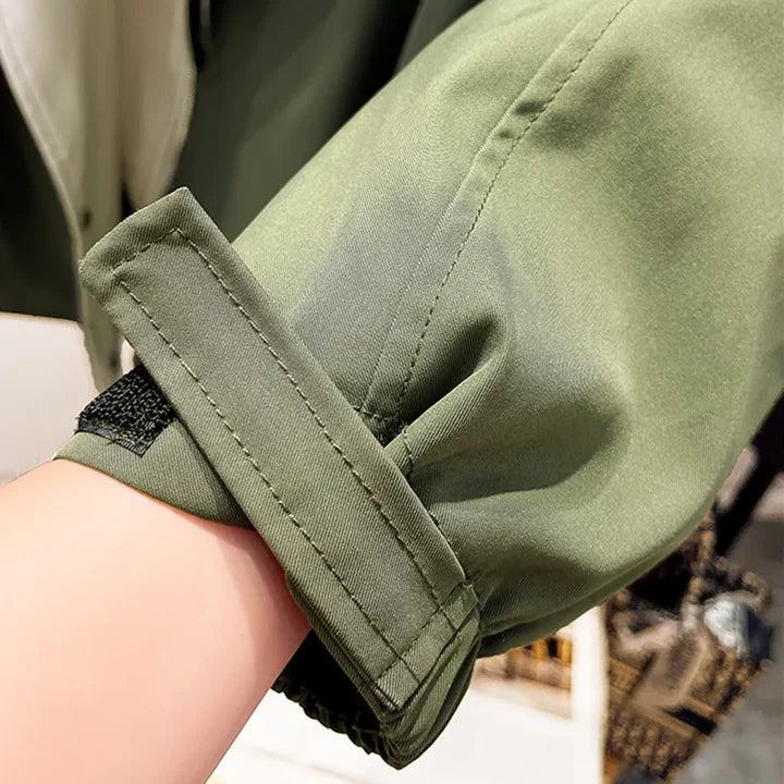 Comfortabele trenchcoat met lange mouwen en modieus ontwerp voor stadswandelingen