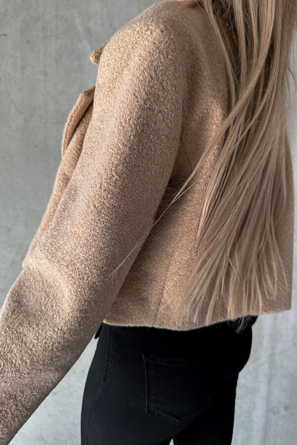 Teagan - Elegante korte jas met revers en knopen