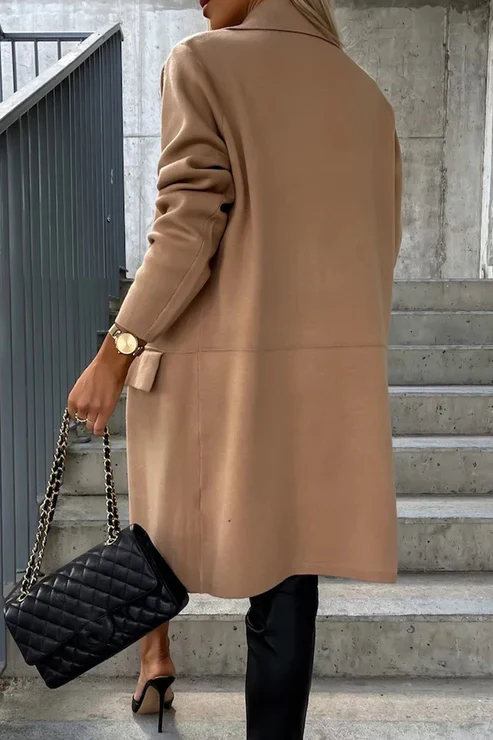 Een stijlvolle jas met klassieke zakken en een elegante kraag.