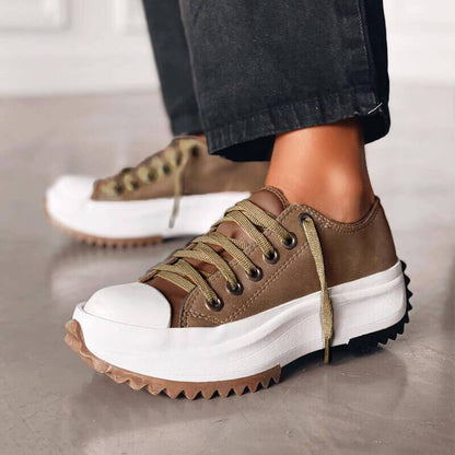 Comfortabele modieuze sneakers met een dikke zool voor actieve tijdverdrijven