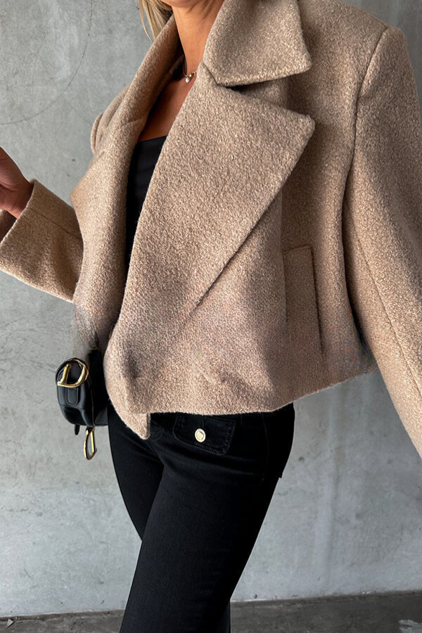 Teagan - Elegante korte jas met revers en knopen