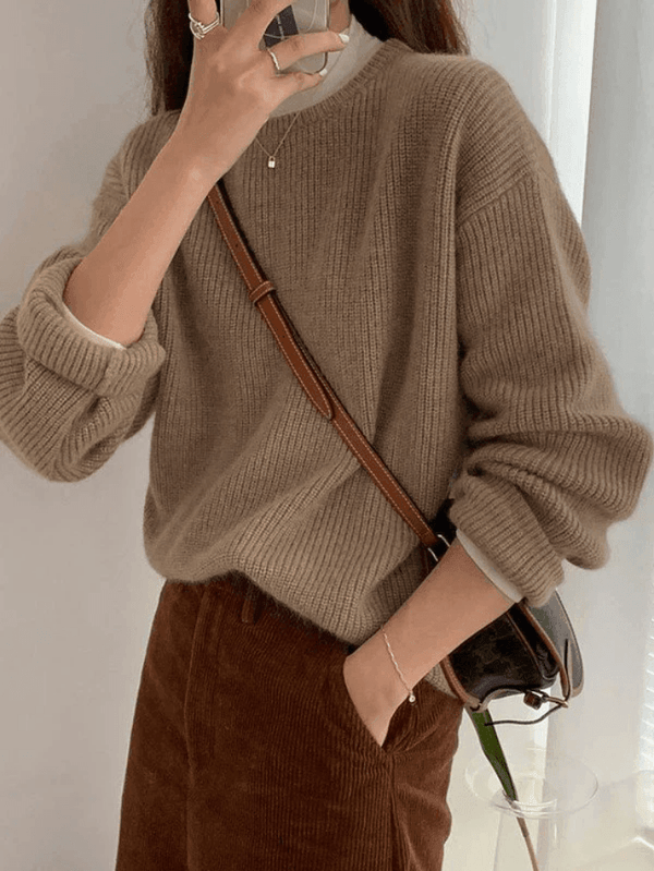 Elegante damestrui in minimalistische stijl met volumineuze kraag