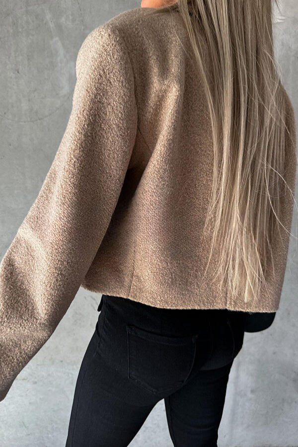 Teagan - Elegante korte jas met revers en knopen