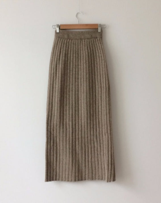 Een stijlvolle lange rok met een geribbelde textuur voor een comfortabele uitstraling.