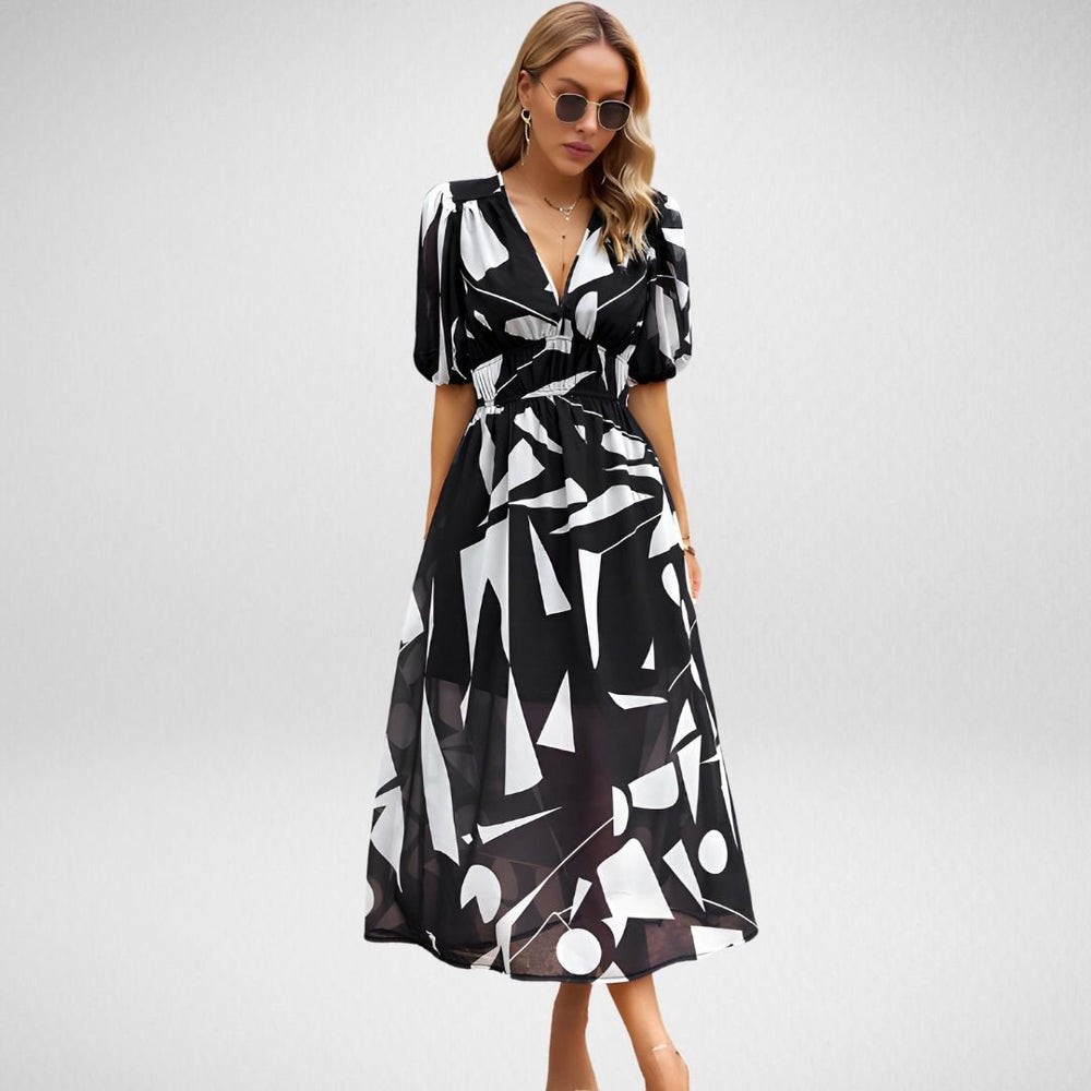 Stijlvolle midi-jurk met opvallende halslijn en korte pofmouwen met abstracte print