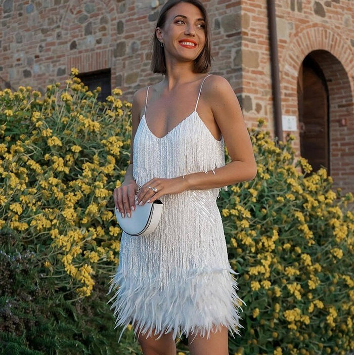 Trendy mini cocktailjurk met elegante bandjes voor een chique look