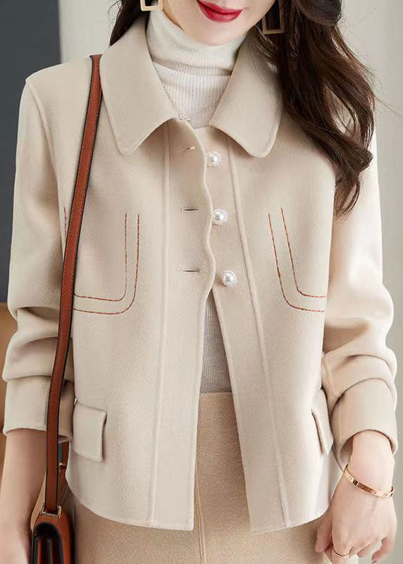 Een stijlvolle herfsttrenchcoat met een expressief ontwerp en een aantrekkelijke kraag.