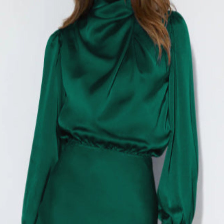 Modieuze jurk met lange mouwen en een elegant halsdetail