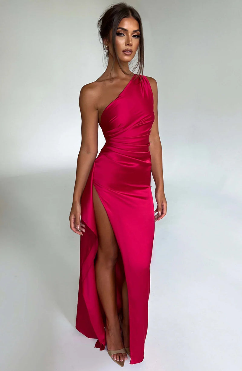 Chique lange jurk met hoge split en trendy one-shoulder look voor speciale gelegenheden