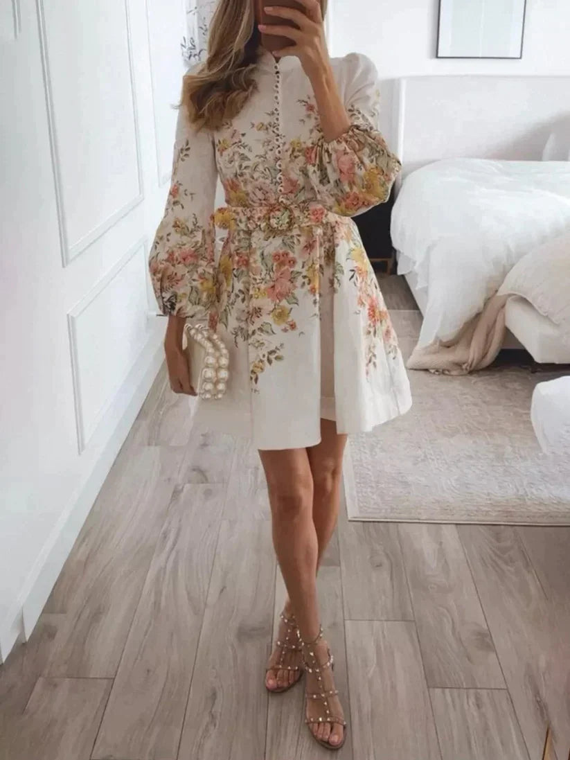 Trendy korte jurk met patroon en knoopdetails