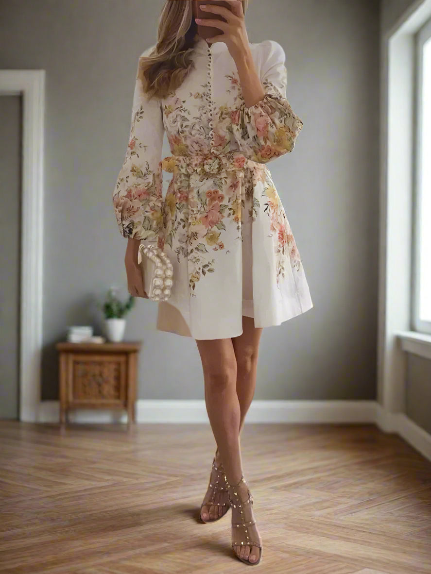 Trendy korte jurk met patroon en knoopdetails