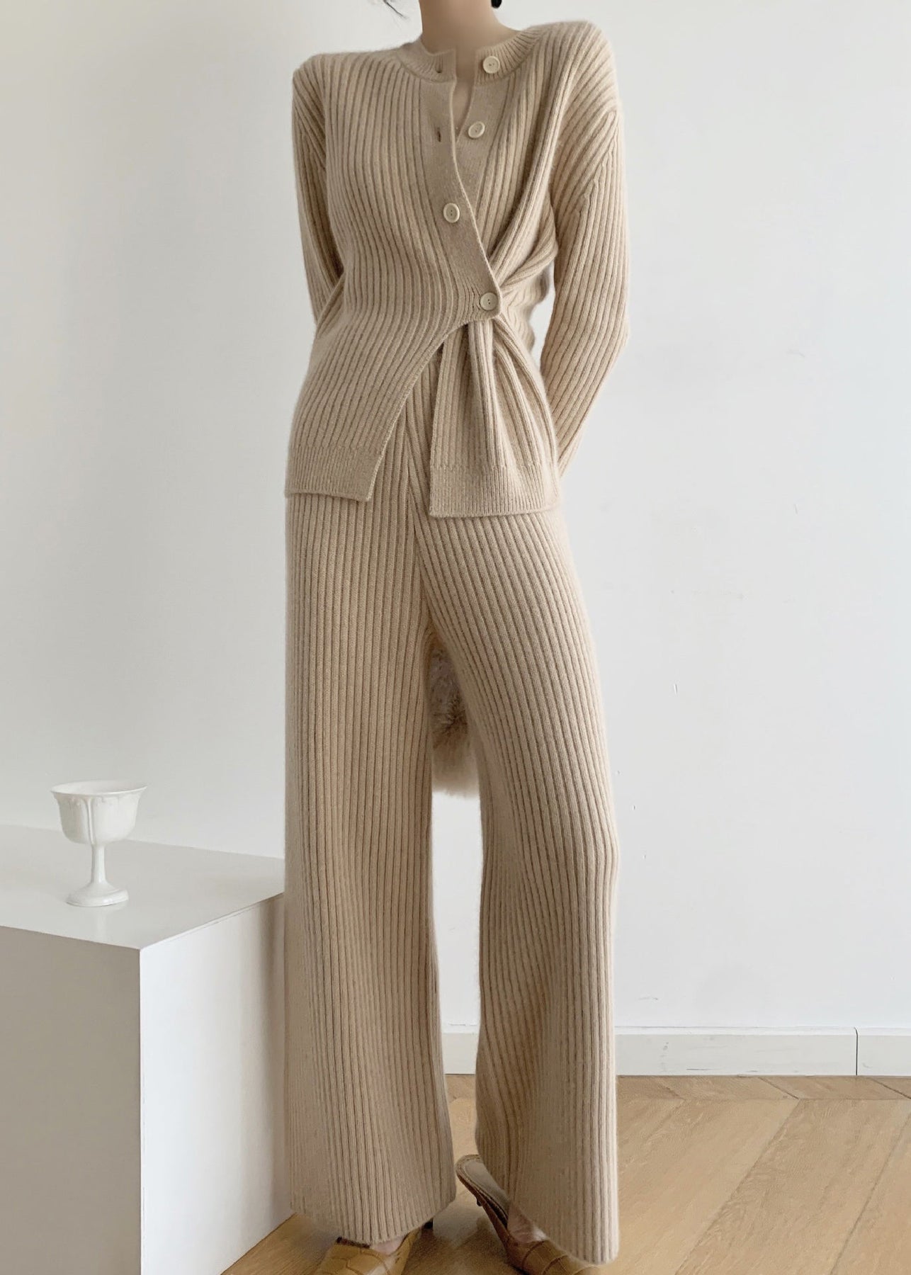 Trendy tweedelige set met asymmetrische knopen en stijlvolle details voor het najaar