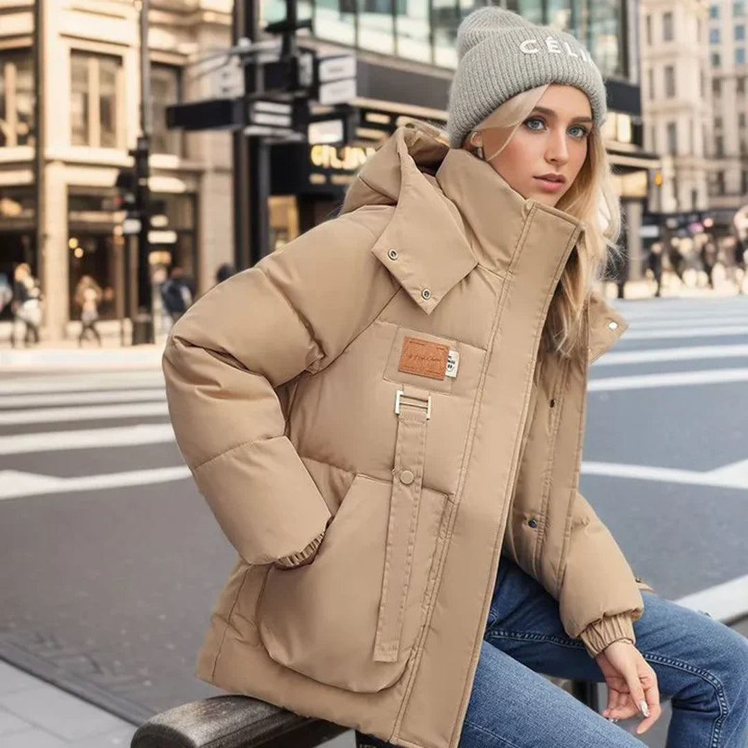 Trendy dames jas met diepe capuchon en eigentijds ontwerp