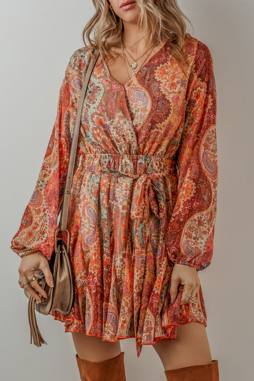 Stijlvolle boho mini-jurk met paisley patroon, lange mouwen en elegante tailleband