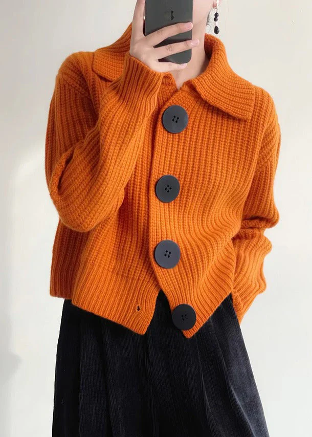 Comfortabel felgekleurd vest met een origineel ontwerp en knopen