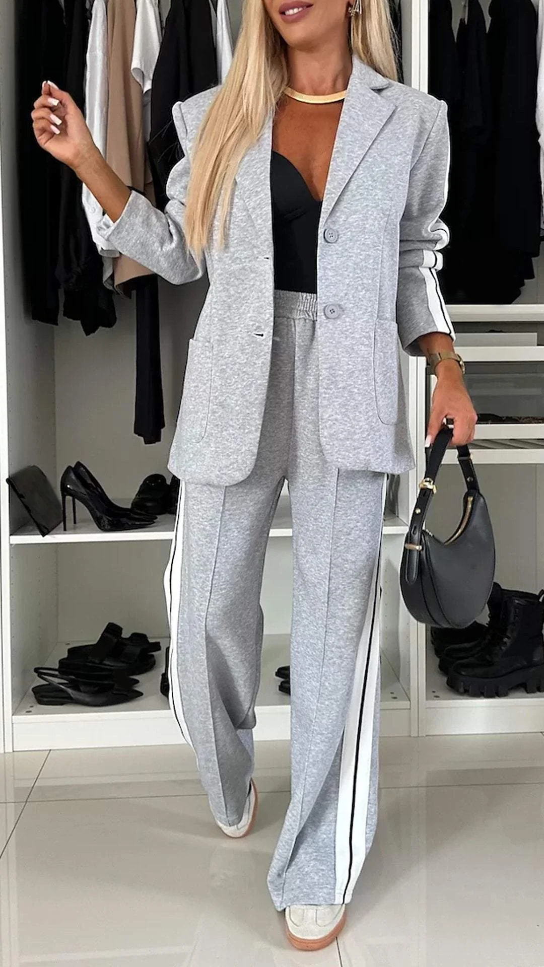Elegant damespak met lange mouwen en expressieve revers