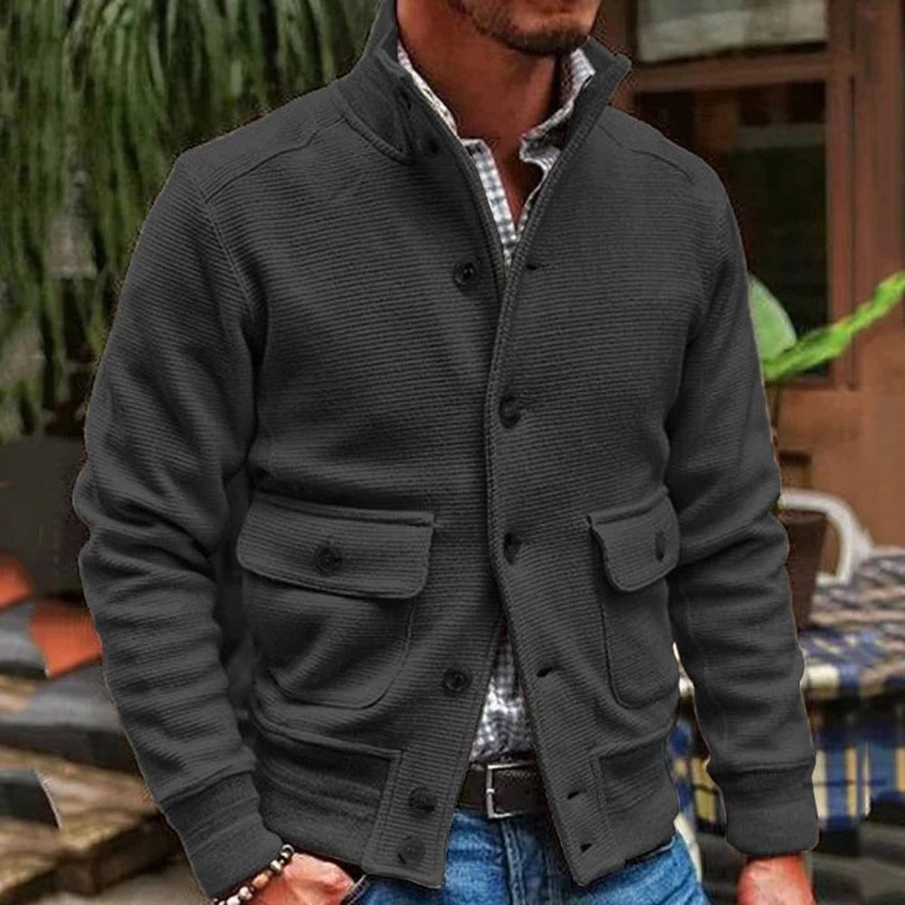 Elegante herenjas met knopen en een opstaande kraag voor een hippe stijl