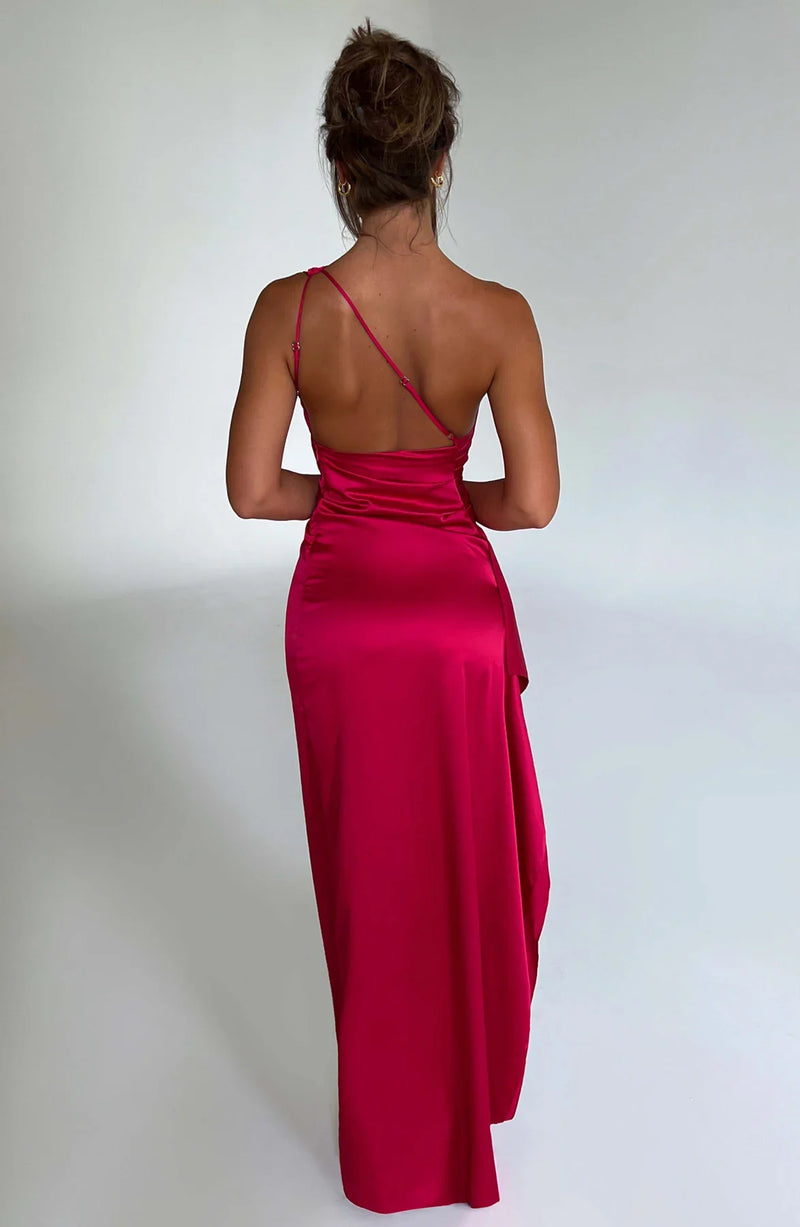 Chique lange jurk met hoge split en trendy one-shoulder look voor speciale gelegenheden
