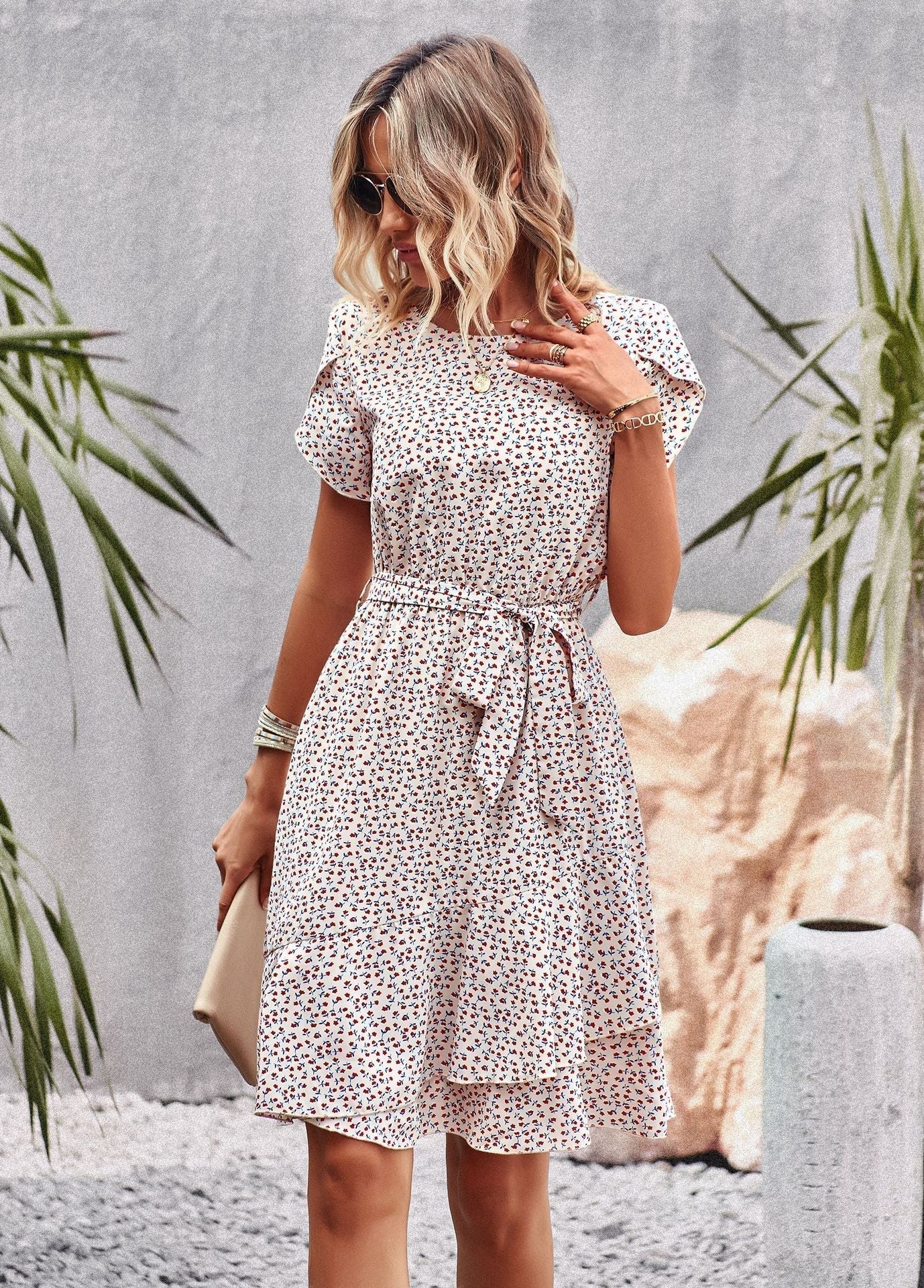 Zomerjurk met bloemenprint en riem voor een luchtige en elegante look