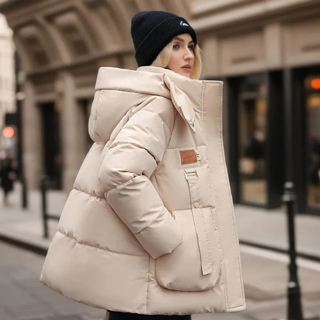 Trendy dames jas met diepe capuchon en eigentijds ontwerp