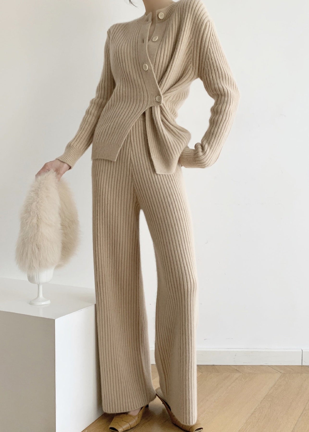 Trendy tweedelige set met asymmetrische knopen en stijlvolle details voor het najaar