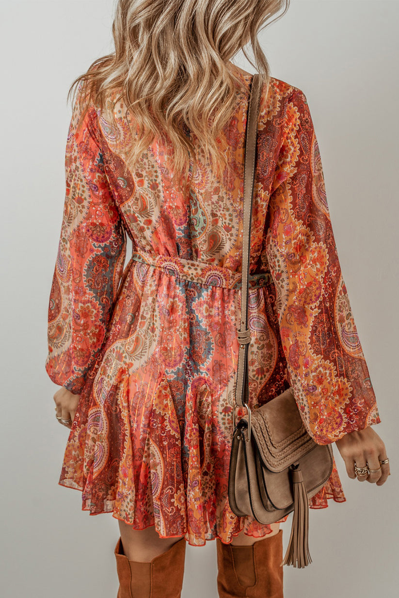 Stijlvolle boho mini-jurk met paisley patroon, lange mouwen en elegante tailleband