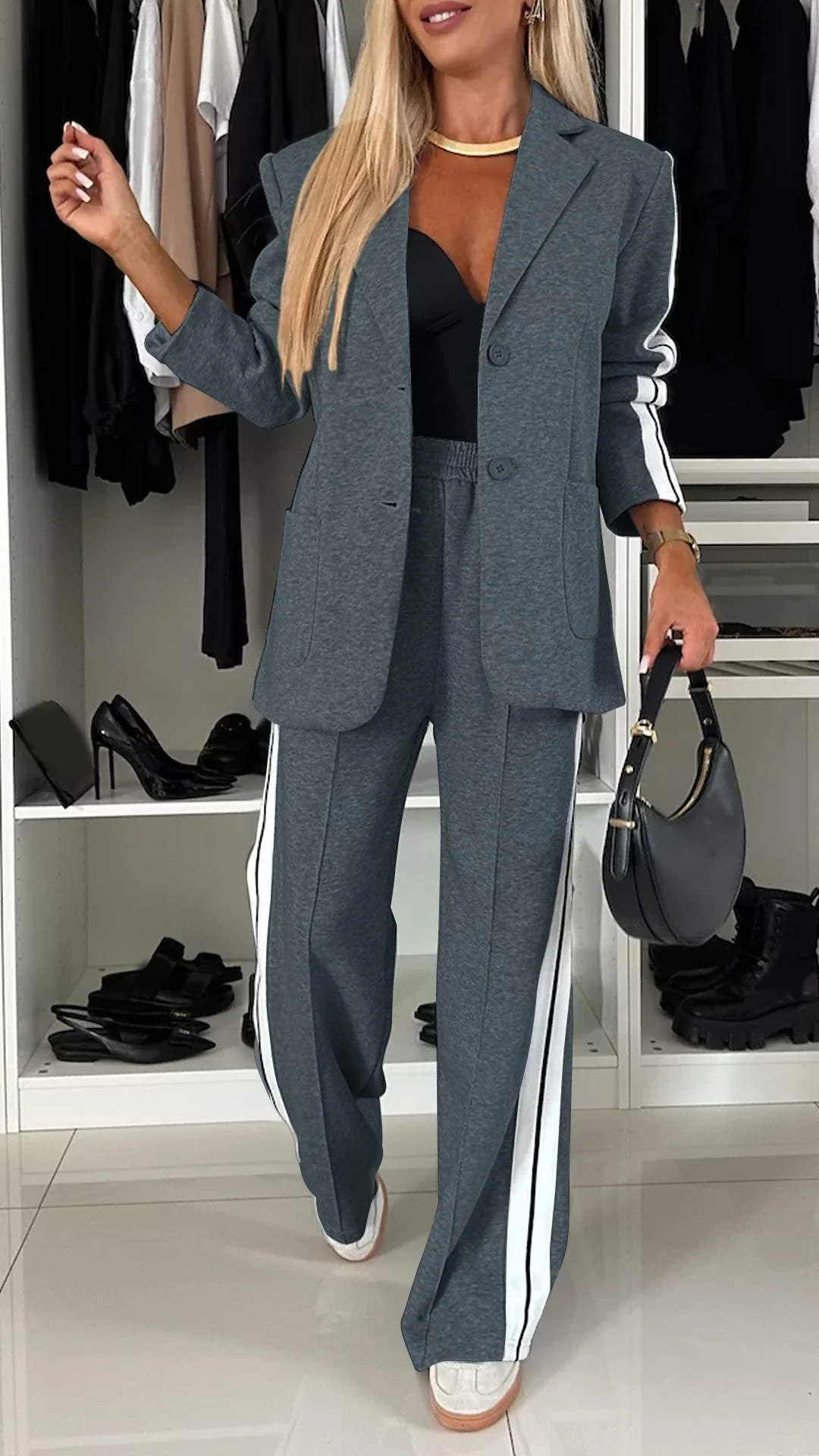 Elegant damespak met lange mouwen en expressieve revers