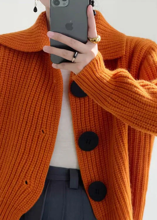 Comfortabel felgekleurd vest met een origineel ontwerp en knopen