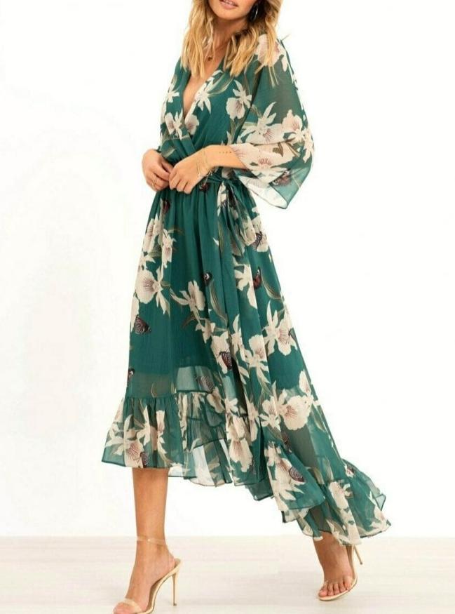 Stijlvolle lange zomerjurk met vloeiend design en diepe halslijn, perfect voor een elegante look