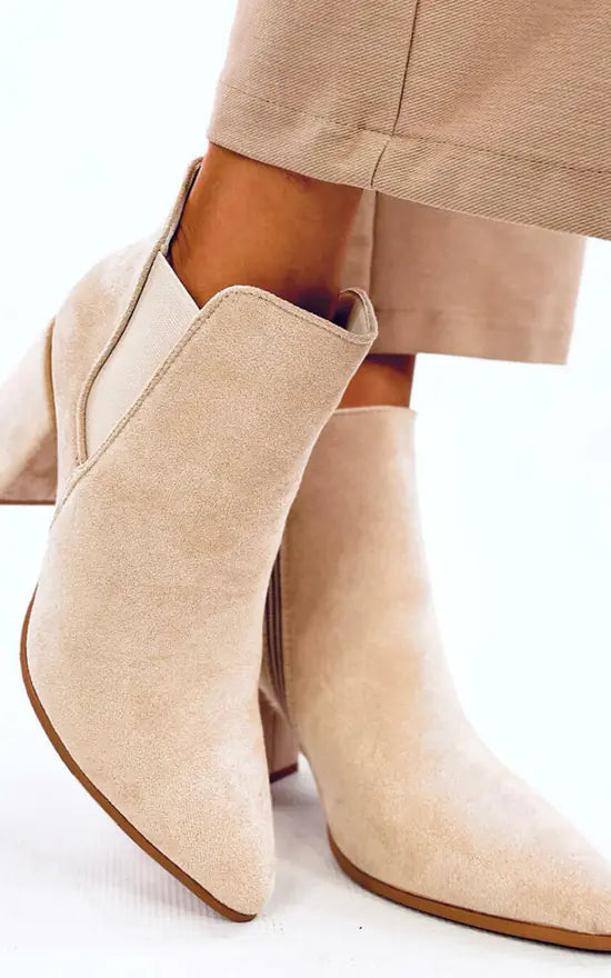 Lage Hakken Beige Laarzen voor Stijlvolle Dagen