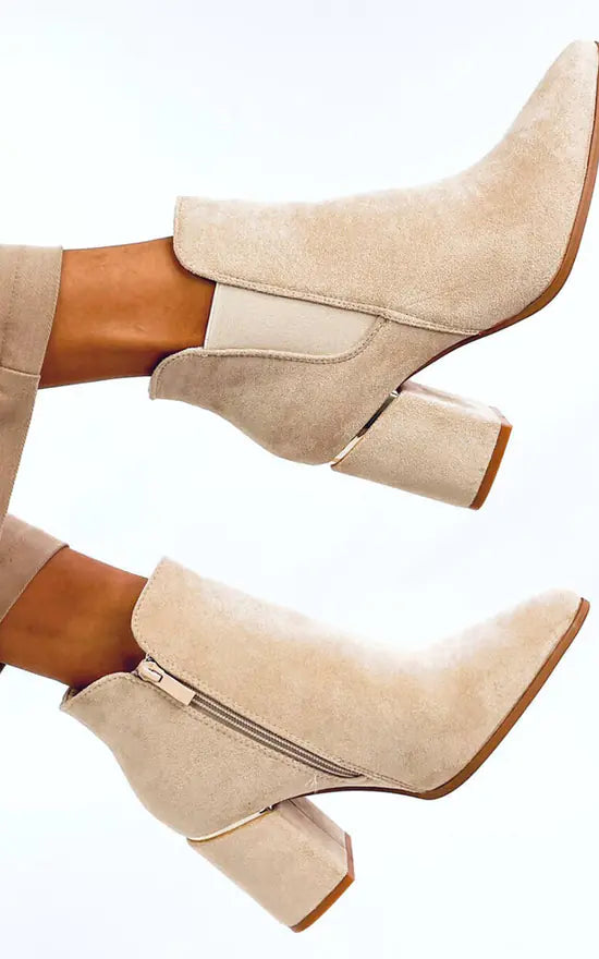 Lage Hakken Beige Laarzen voor Stijlvolle Dagen