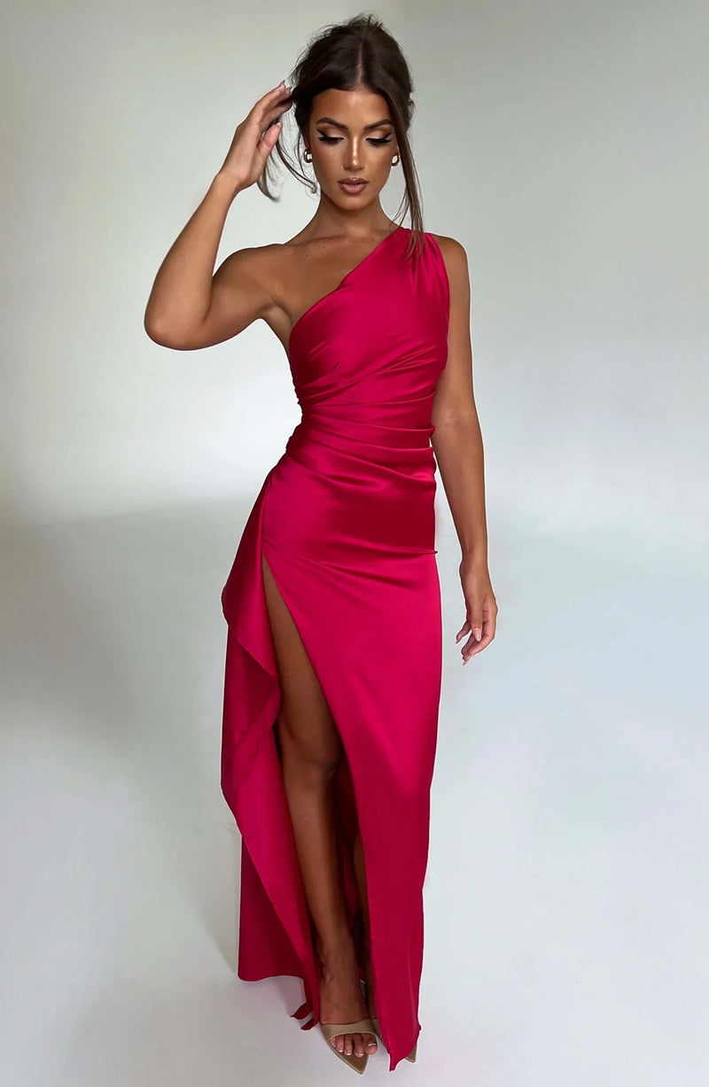 Chique lange jurk met hoge split en trendy one-shoulder look voor speciale gelegenheden