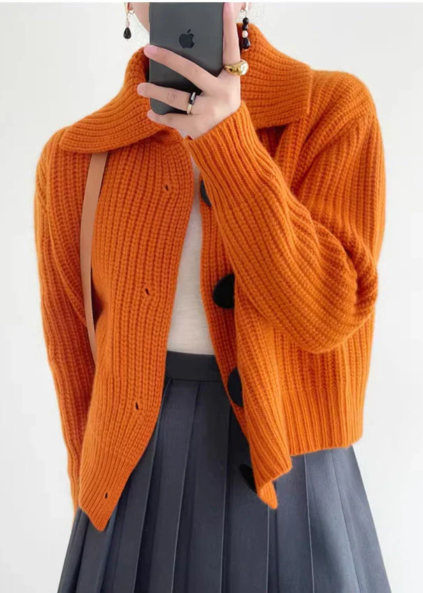 Comfortabel felgekleurd vest met een origineel ontwerp en knopen