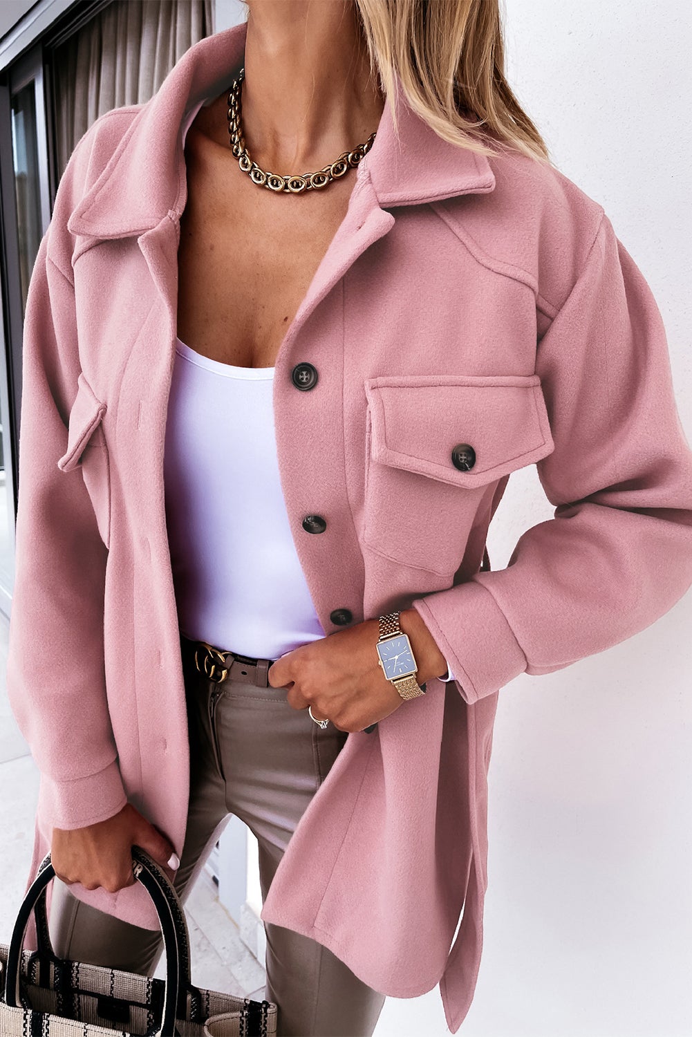 Elegante roze jas met revers, knopen, zakken en riem