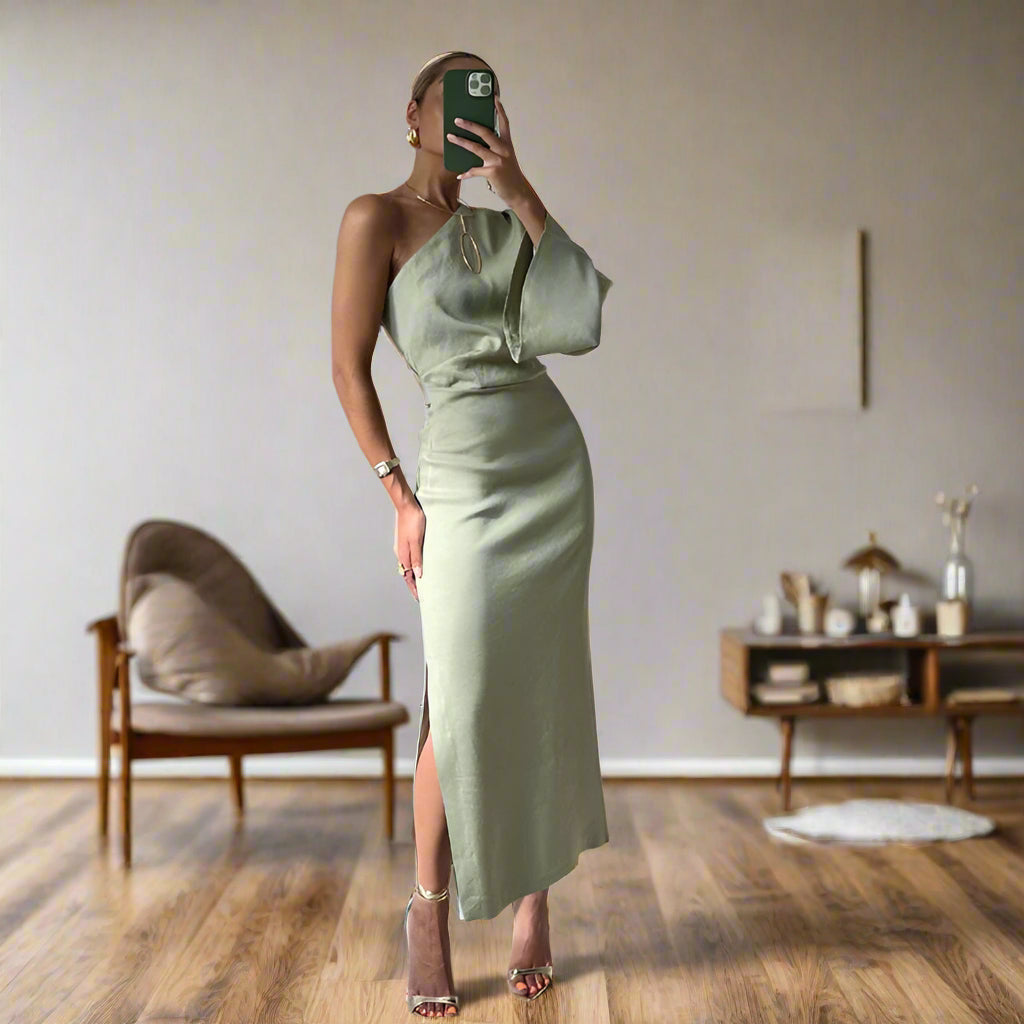 Trendy midi-jurk met lange mouwen en asymmetrisch schouderontwerp