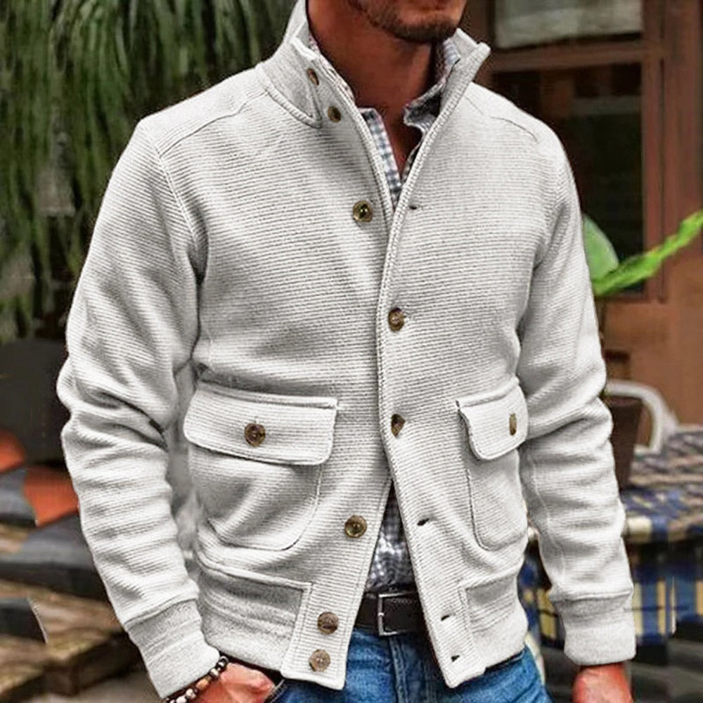 Elegante herenjas met knopen en een opstaande kraag voor een hippe stijl