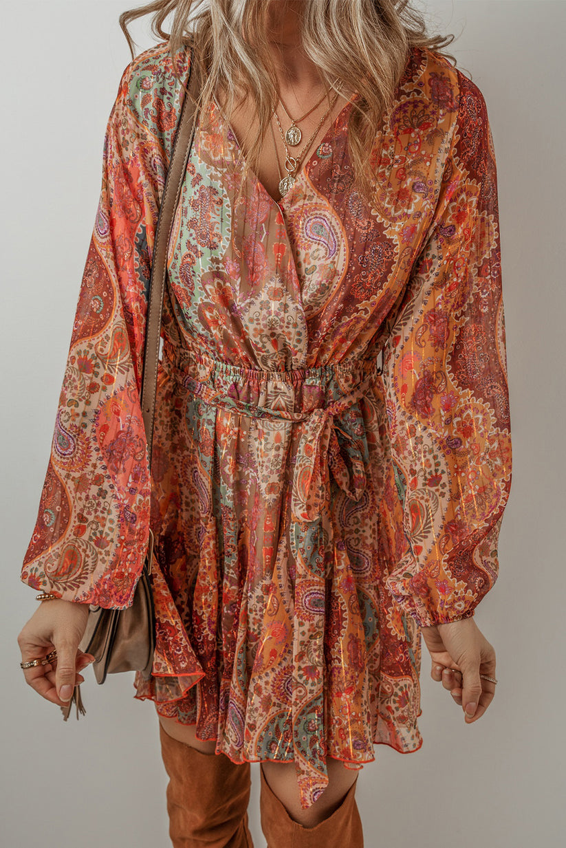 Stijlvolle boho mini-jurk met paisley patroon, lange mouwen en elegante tailleband