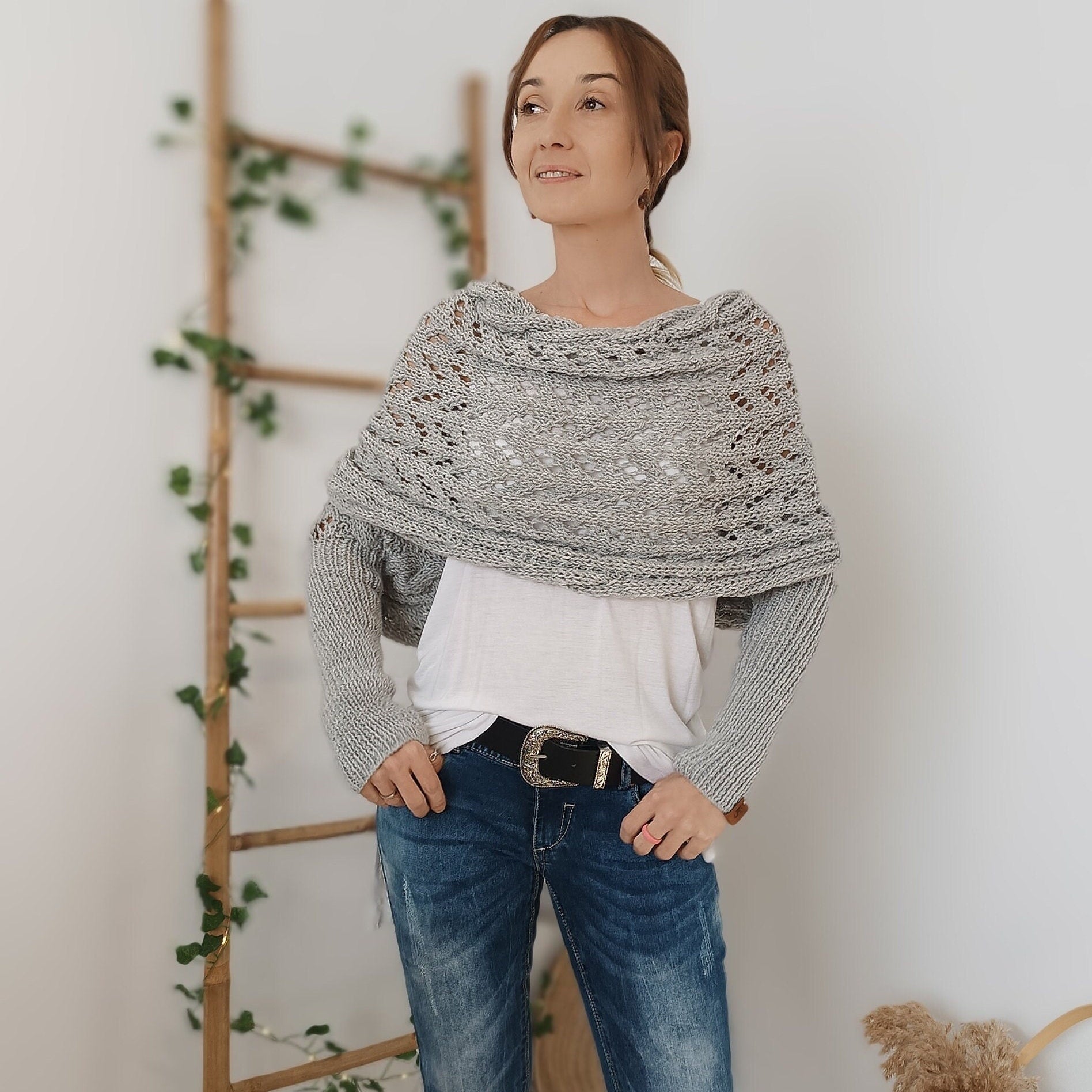 Chique sjaal met mouwen en getextureerd kabelgebreid ontwerp
