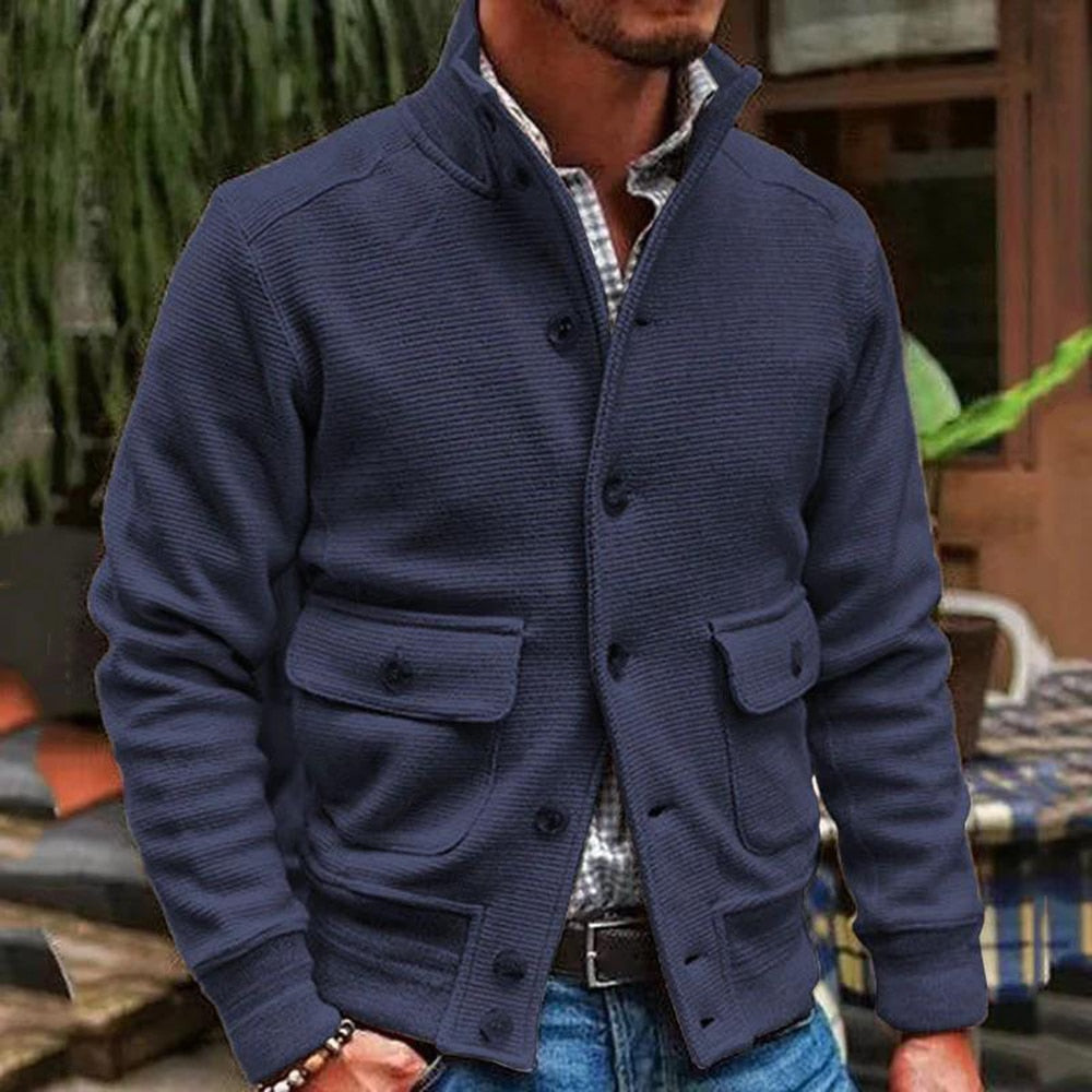 Elegante herenjas met knopen en een opstaande kraag voor een hippe stijl