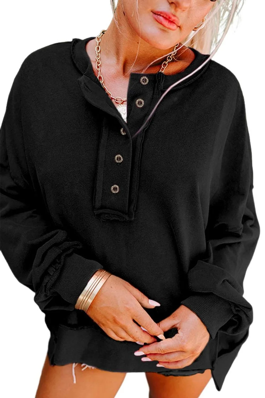 Zwarte Henley sweater met lage schouders en knopen, casual en stijlvol