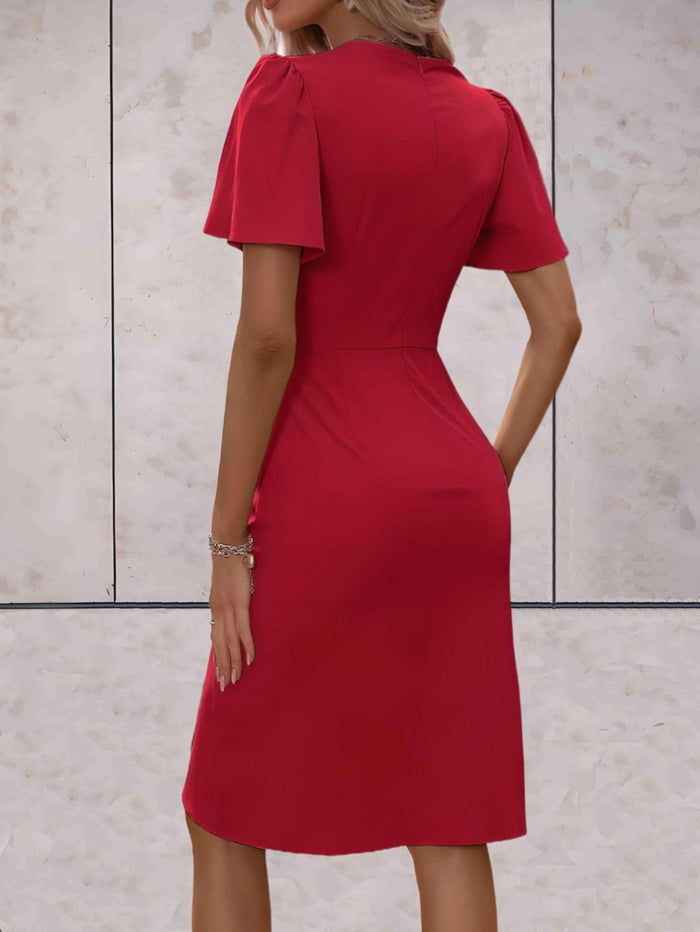 Elegante jurk met diepe V-hals en verfijnde uitstraling