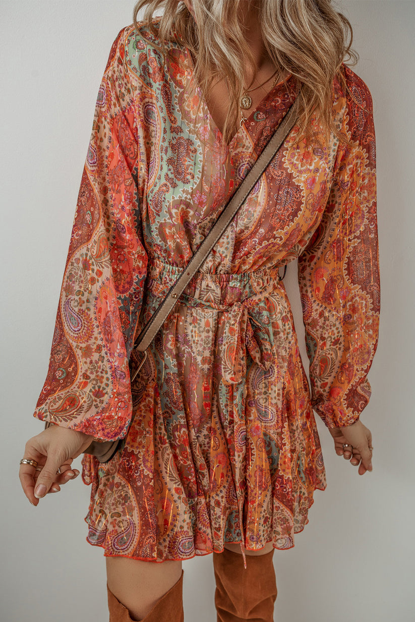 Stijlvolle boho mini-jurk met paisley patroon, lange mouwen en elegante tailleband