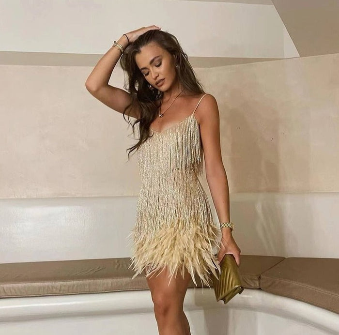 Trendy mini cocktailjurk met elegante bandjes voor een chique look