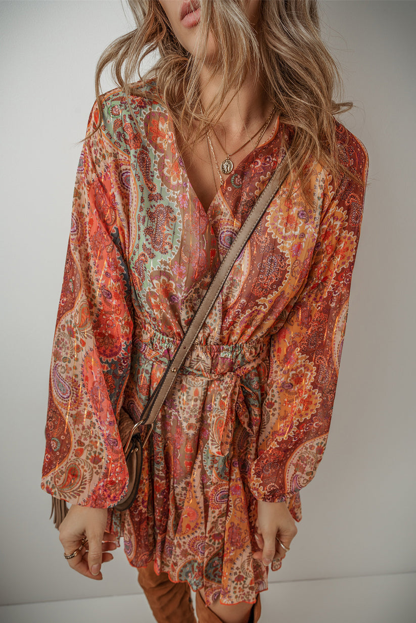 Stijlvolle boho mini-jurk met paisley patroon, lange mouwen en elegante tailleband